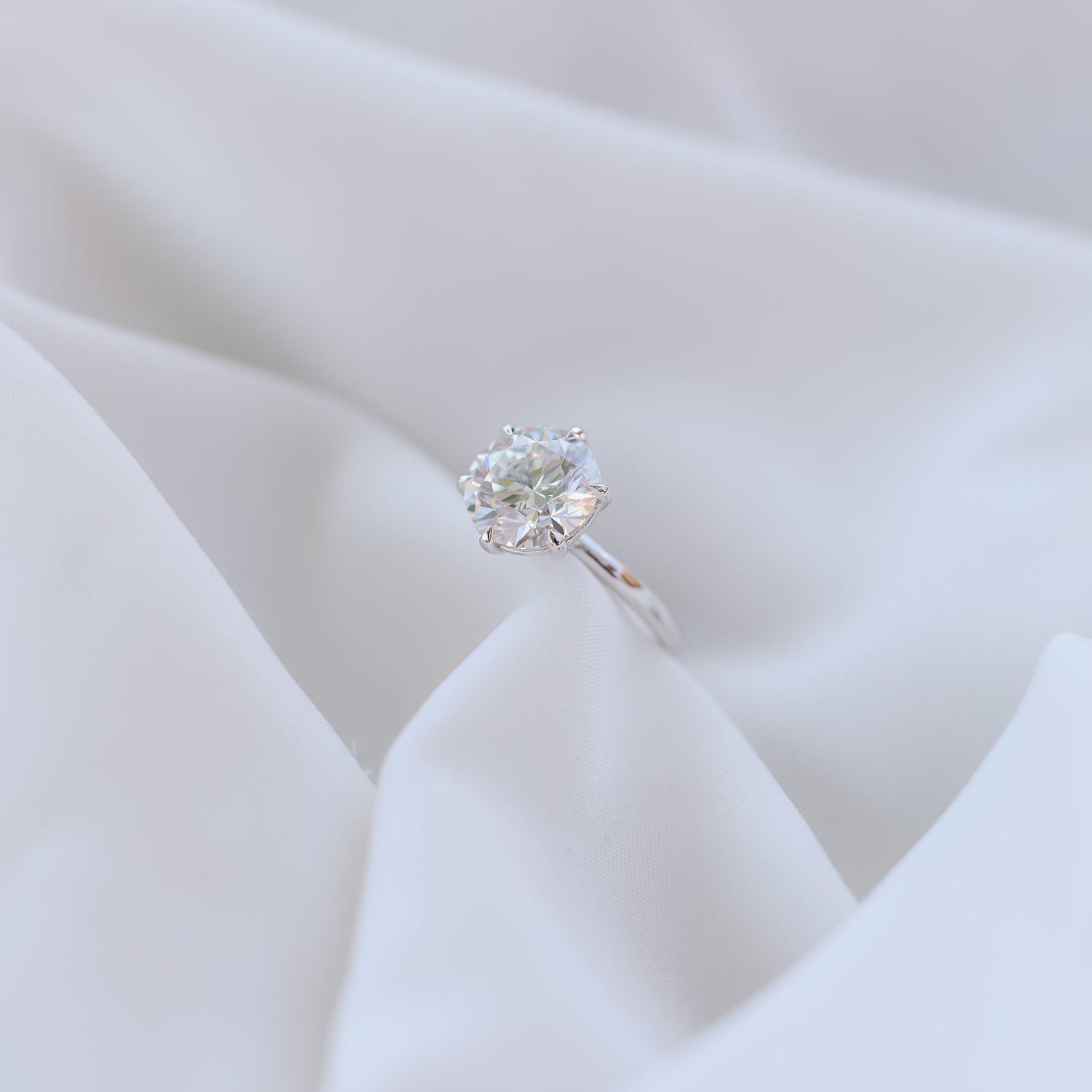 Round diamond ring on a 14k white gold band. Diamond is E color, VVS2 clarity